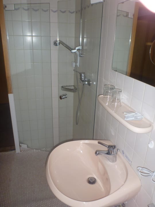 Badezimmer mit ebenerdiger Dusche Hotel Gasthof zur Post