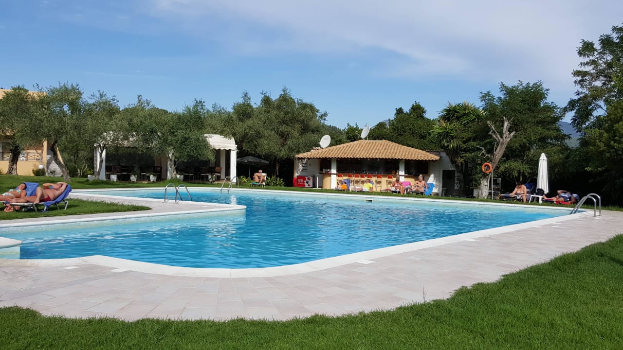 Pool mit Bar und Restaurant Saint Nicholas Hotel