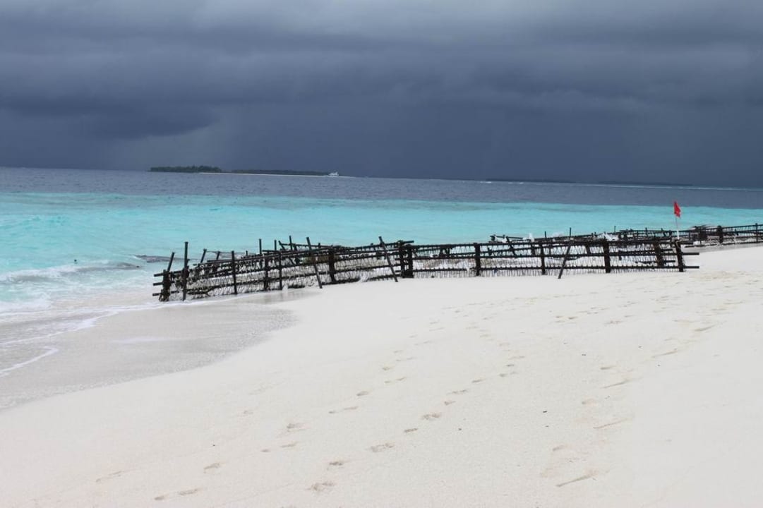 Metallgerüste sichern Sandsackbarrieren NH Collection Maldives Reethi Resort