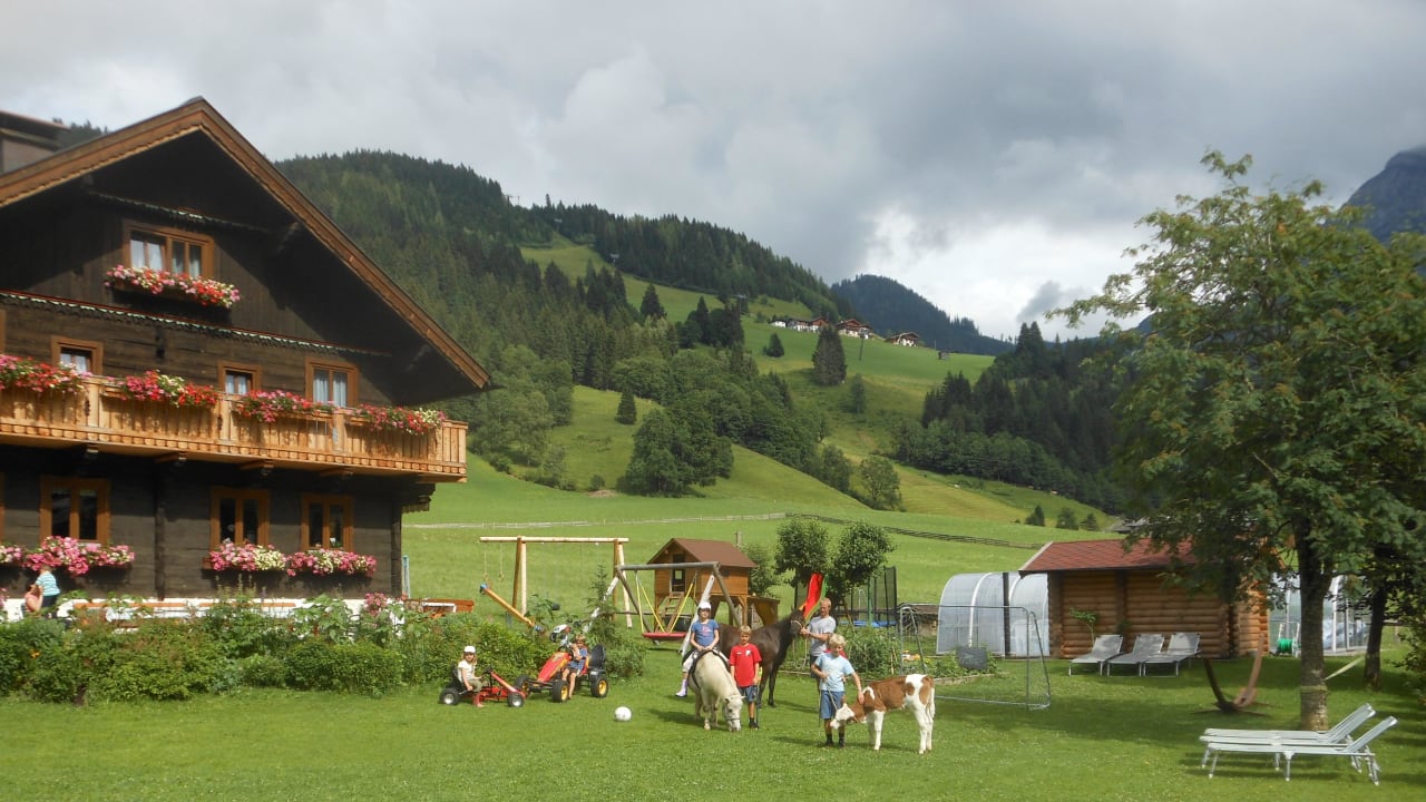 Haus im Sommer mit Spielplatz Bauernhof Paußhof