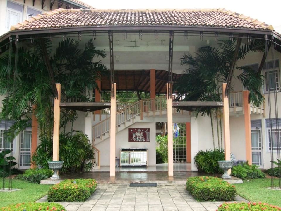 Blick vom Fluss auf das Nebengebäude Aida Ayurveda Resort & Spa