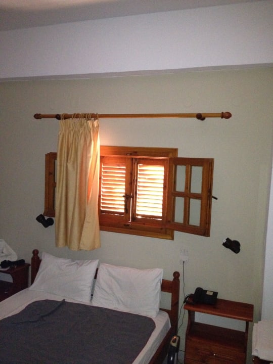 Mini-Fenster mit Insektennest davor Matala Bay Hotel & Apartments