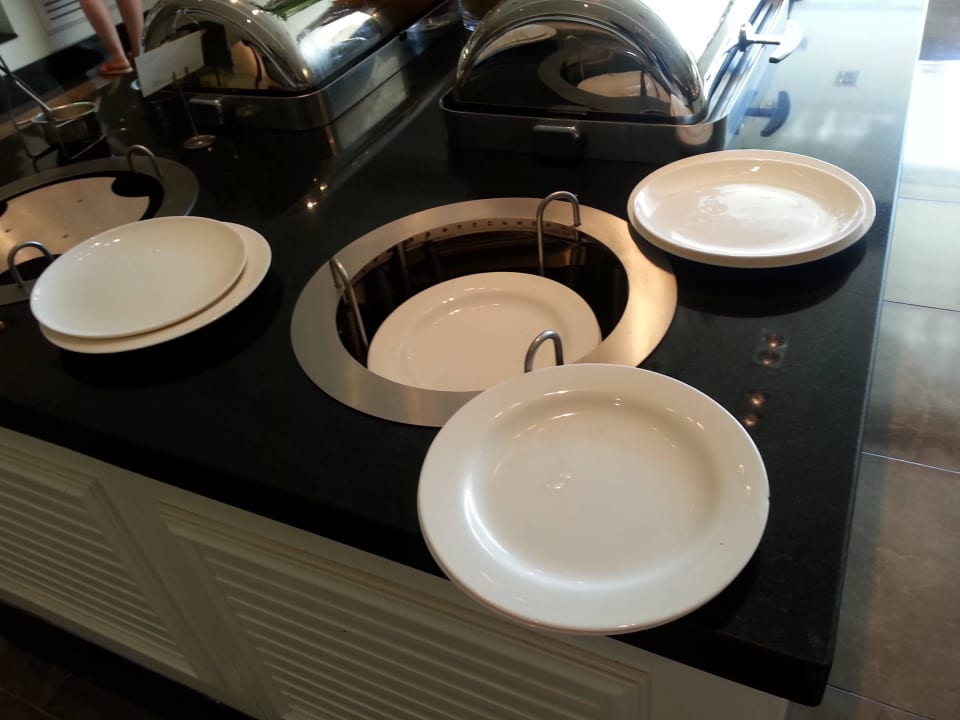 Touristen stapeln dreckiges Geschirr zur Seite Well Palace Side