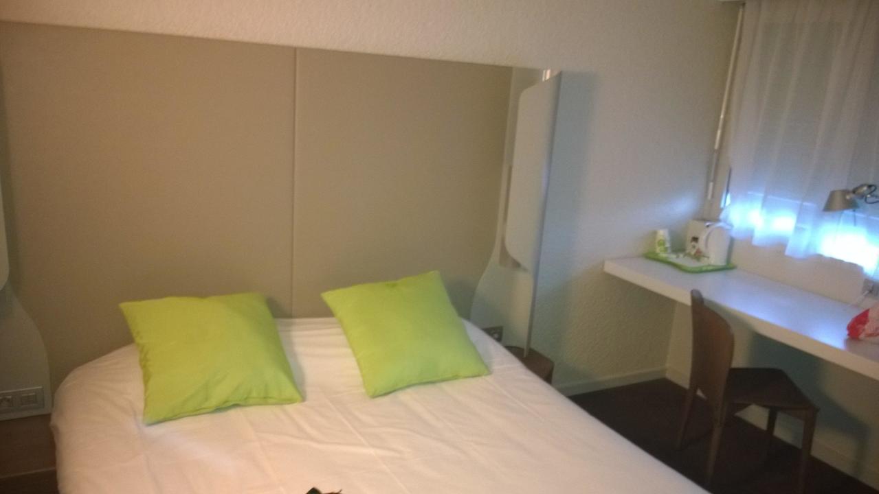 Bett und Ablage Hotel Campanile Les Ulis