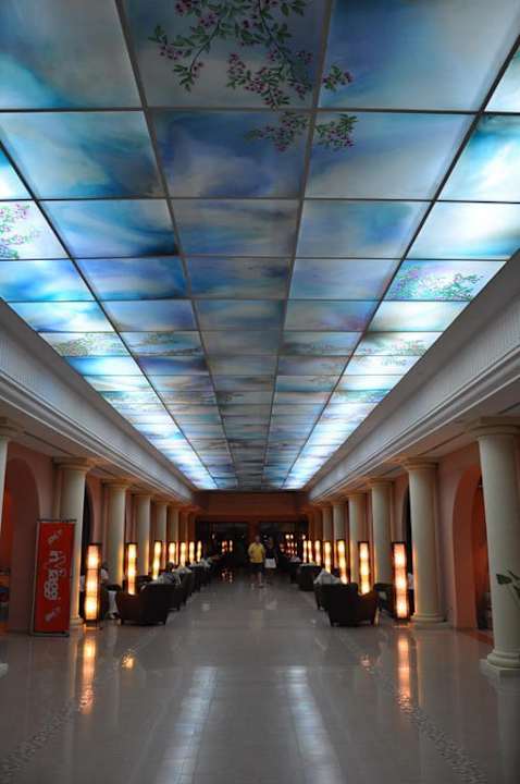 Weg am Abend aus der Lobby Richtung Speisesaal Hotel Paradis Palace