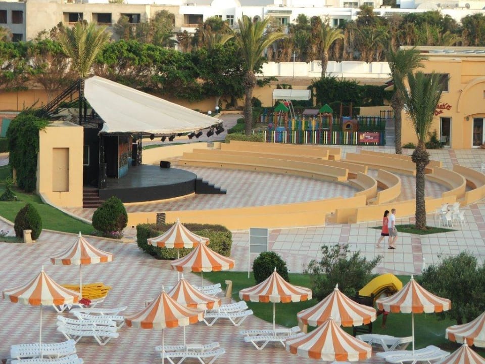 Mini club z placem zabaw w tle i amfiteatr Nour Palace Resort & Thalasso