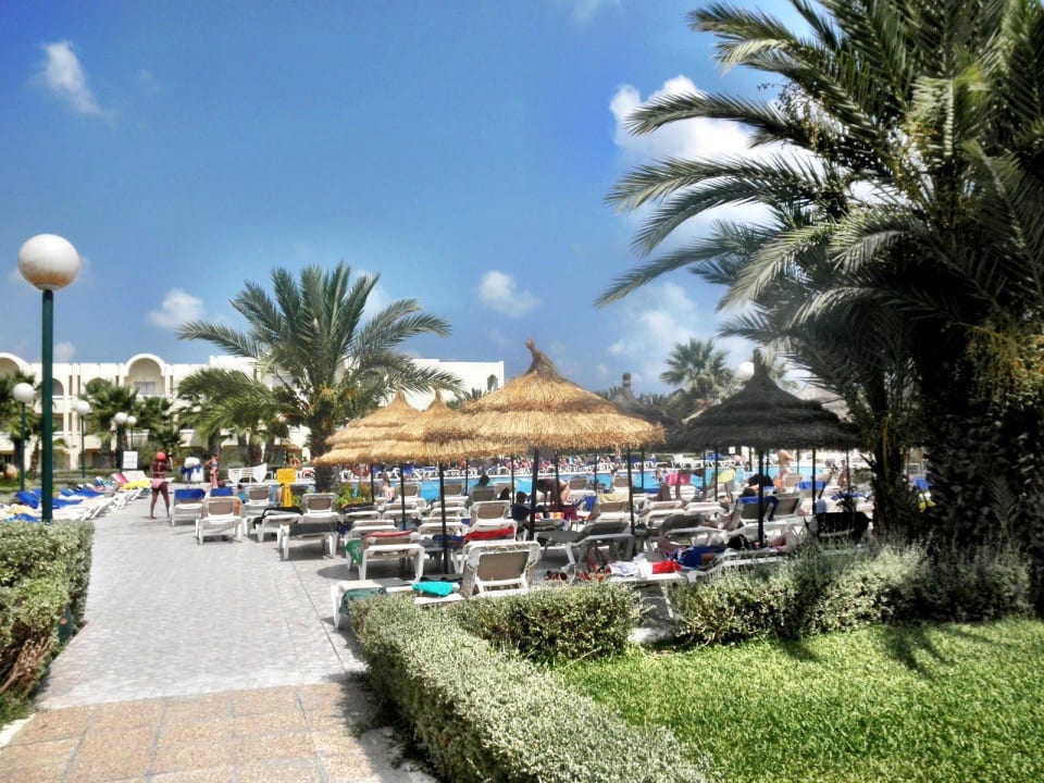 Weg vom Restaurant oder Lobby zum Pool Iberostar Waves Mehari Djerba