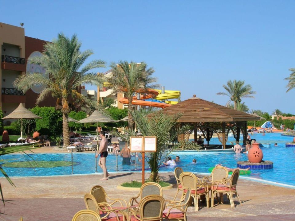Hauptpool mit Rutsche Hotel Nubian Village