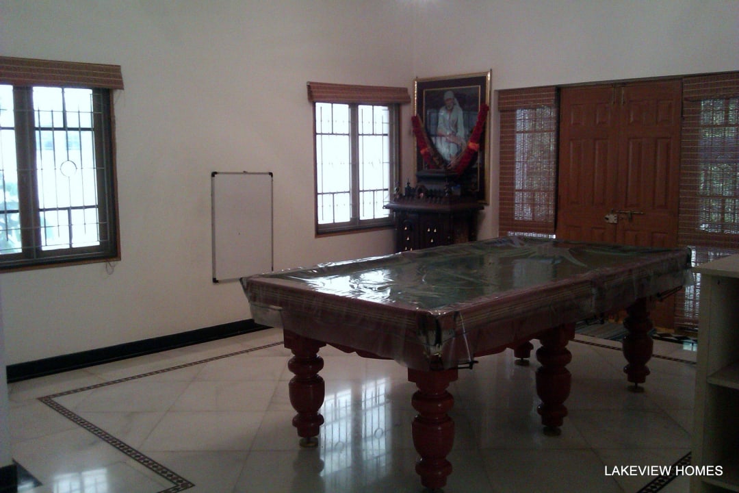 Snooker table in lobby Hotel Lakeview Homes