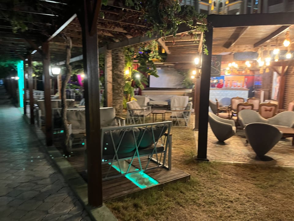 Strand Kamelya Aishen Club