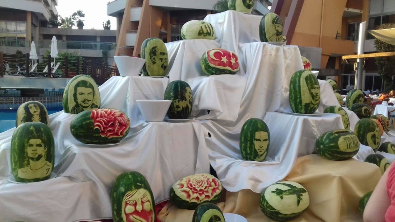 Geschnitzte Variationen von Melonen Alaiye Resort & Spa