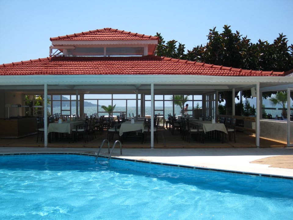 Der Pool und ein Teil des Restaurants! Makri Beach Hotel
