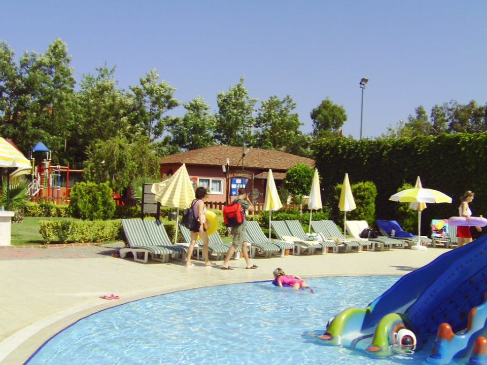 Im Hintergrund der Kinderclub Hotel Royal Garden Beach