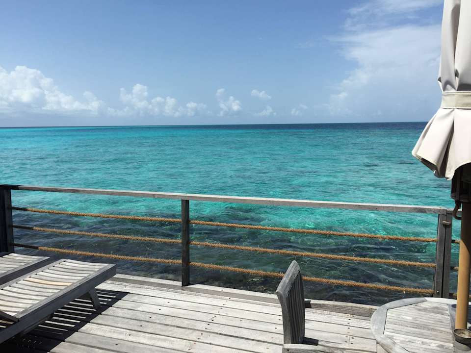 Blick vom Wasserbungalow NH Collection Maldives Reethi Resort