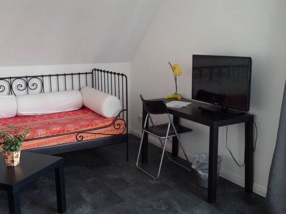 Schreibtisch mit Fernseher Gästehaus Vigliarolo