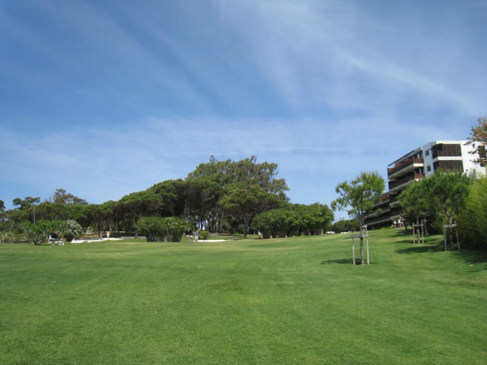 Gartenbereich mit Hotel Pyramid Club Med Da Balaia