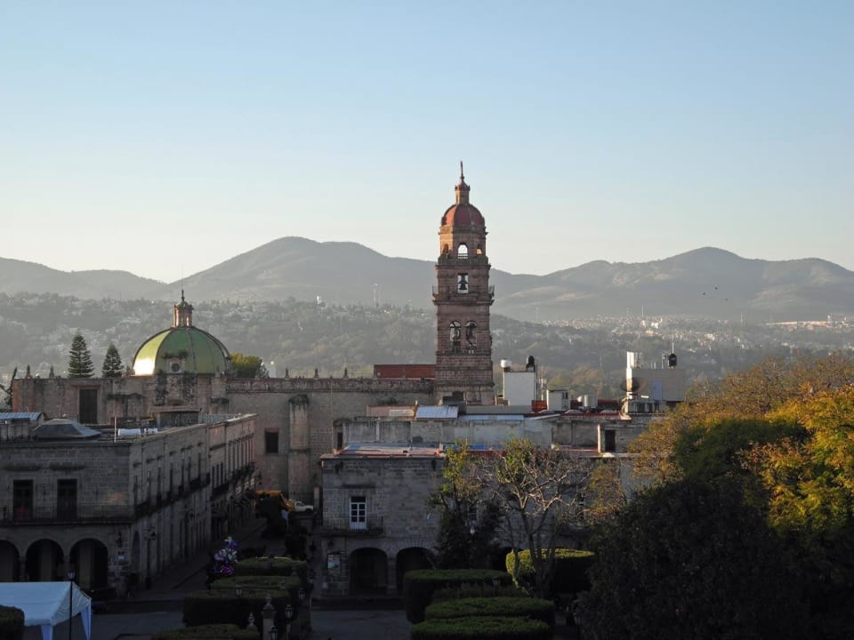Blick bei Sonnenaufgang auf die Plaza Mision Catedral Morelia