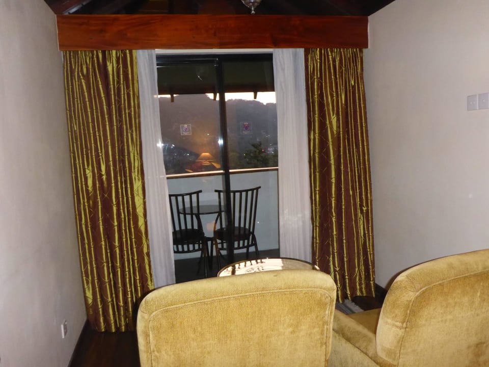 Balkon Earl's Regency Hotel