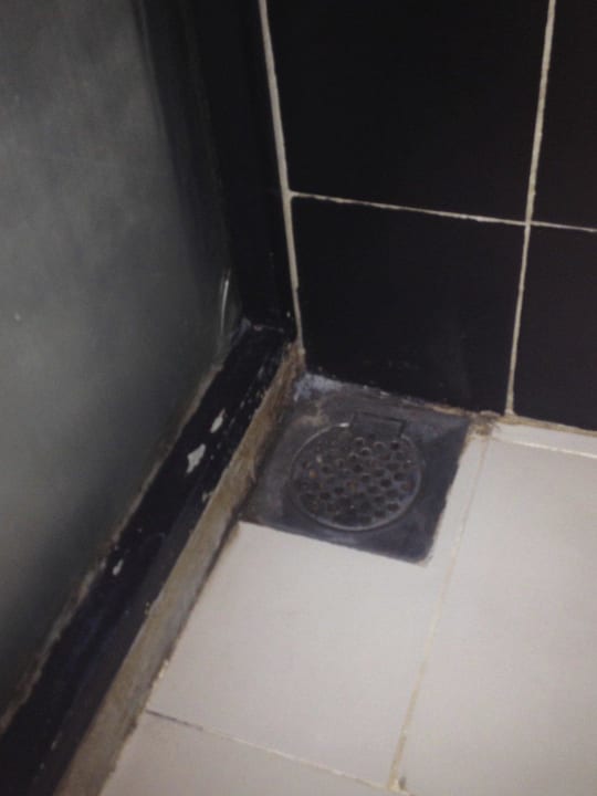 Farbe fällt ab und Schimmel in den Ecken Hotel Jetwing Sea