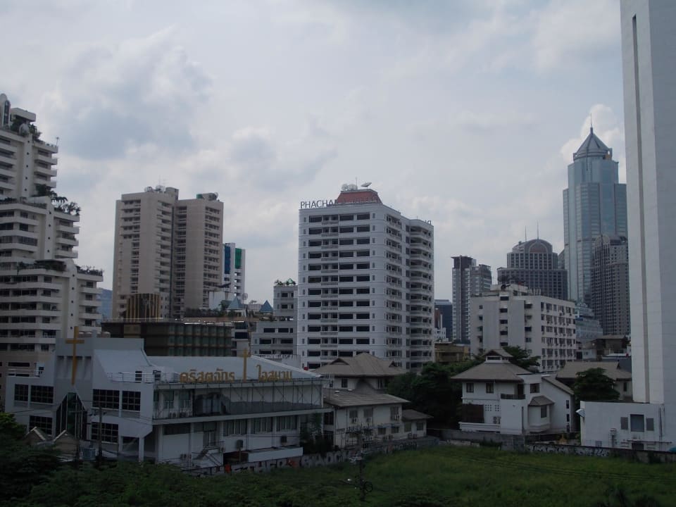 Entfernte Außenansicht PARKROYAL Suites Bangkok - SHA Plus Certified