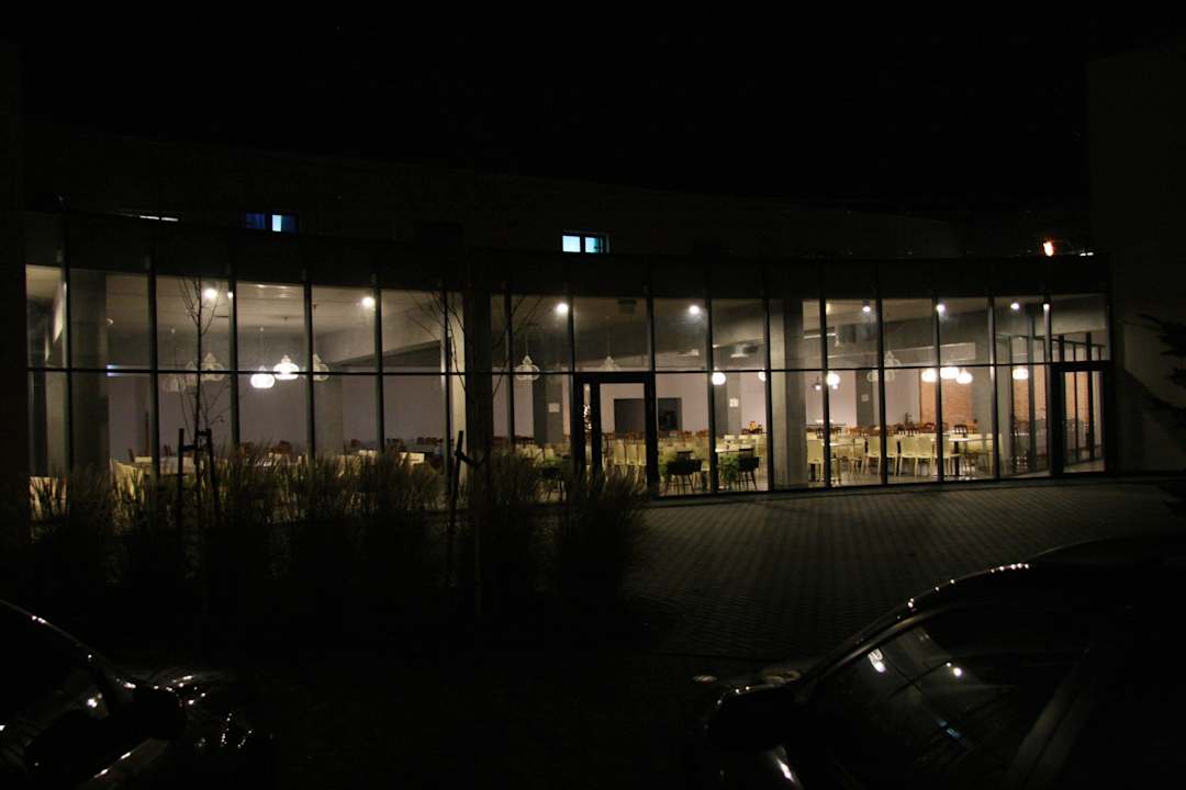 Widok z parkingu Resort Ośrodek Wczasowo Kolonijny Korona