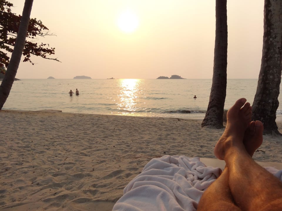Hotelstrand bei Ebbe und Sonnenuntergang Dinso Resort & Villas Ko Chang, Vignette Collection by IHG