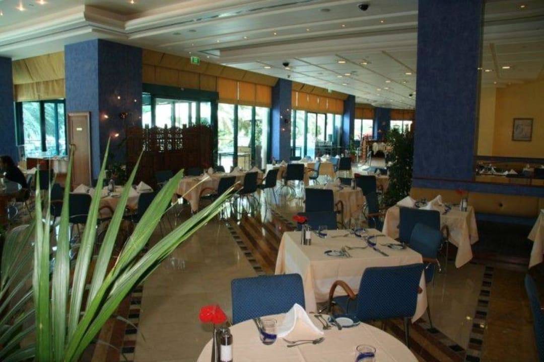 Blick in das Buffetrestaurant "Waves" Le Meridien Mina Seyahi Beach Resort & Waterpark