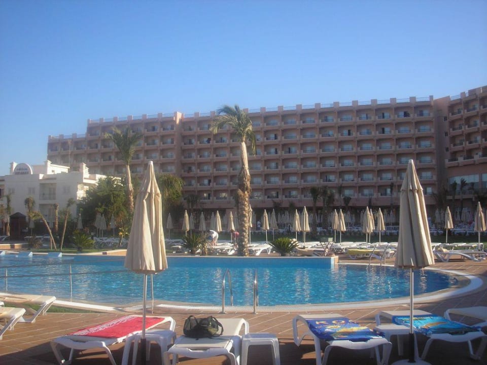 Blick vom Pool auf das Hauptgebäude 3HB Guaraná - All Inclusive