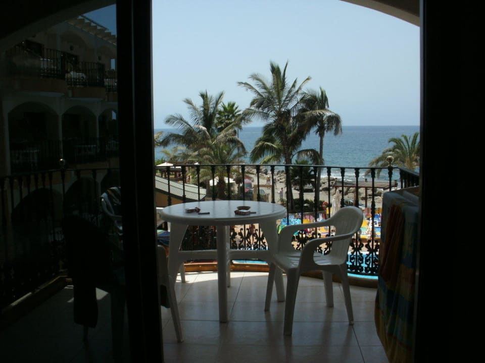 Blick zum Balkon und Meer Bull Dorado Beach & Spa
