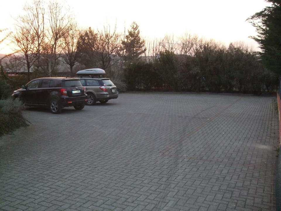 Der Parkplatz im Hinterhof Hotel I Tre Re