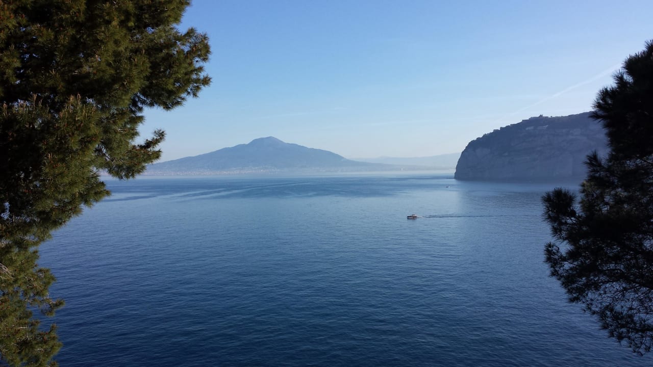 Blick zum Vesuv Hotel Corallo Sorrento