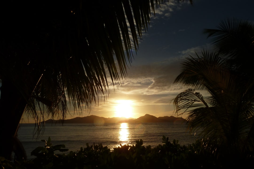Sonnenuntergang hinter Praslin La Digue Island Lodge