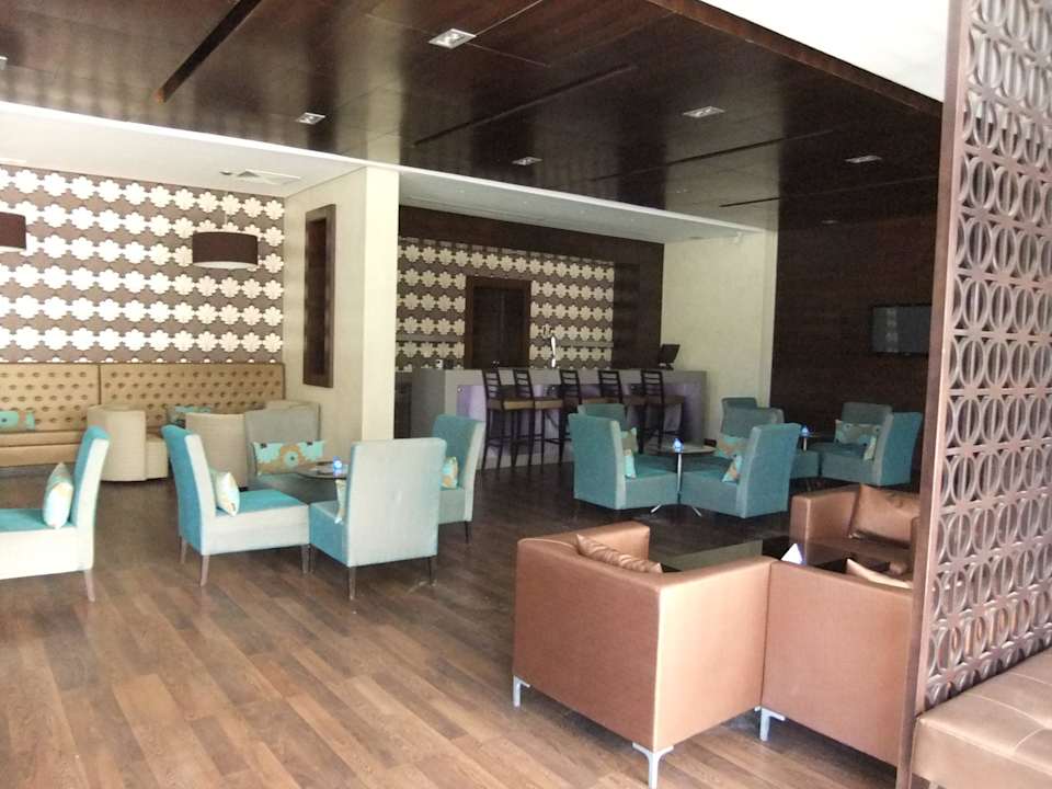 Gemütliche Sitzmöglichkeiten in der Bar Hotel Rosa Beach