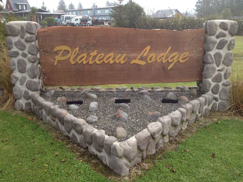 Einfahrt Hotel Plateau Lodge