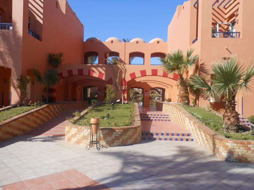 Eingang vom Pool zu den Zimmern Jaz Makadi Oasis Resort