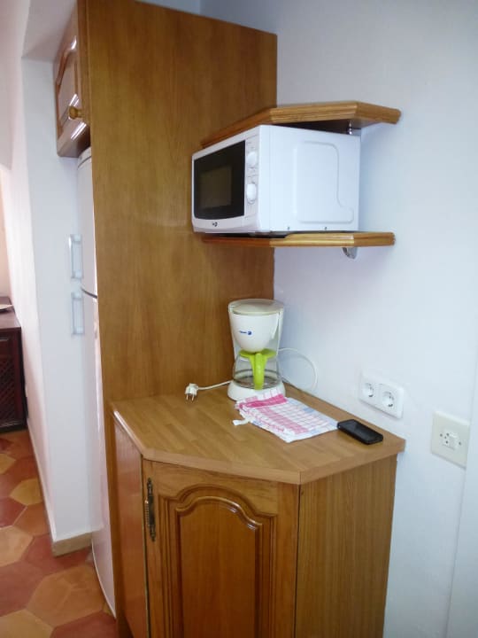 Küchenzeile gegenüber Hotel Aldea Cala Fornells 2