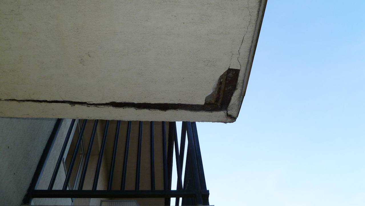 Achtung Gefahr! Auf dem Balkon fallen Putzstücke. Relax Inn Health & Spa