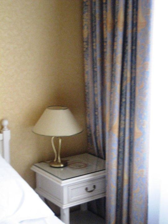 Nachttisch mit Lampe Hotel Josefshof am Rathaus