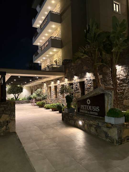 Außenansicht Petousis Hotel & Suites