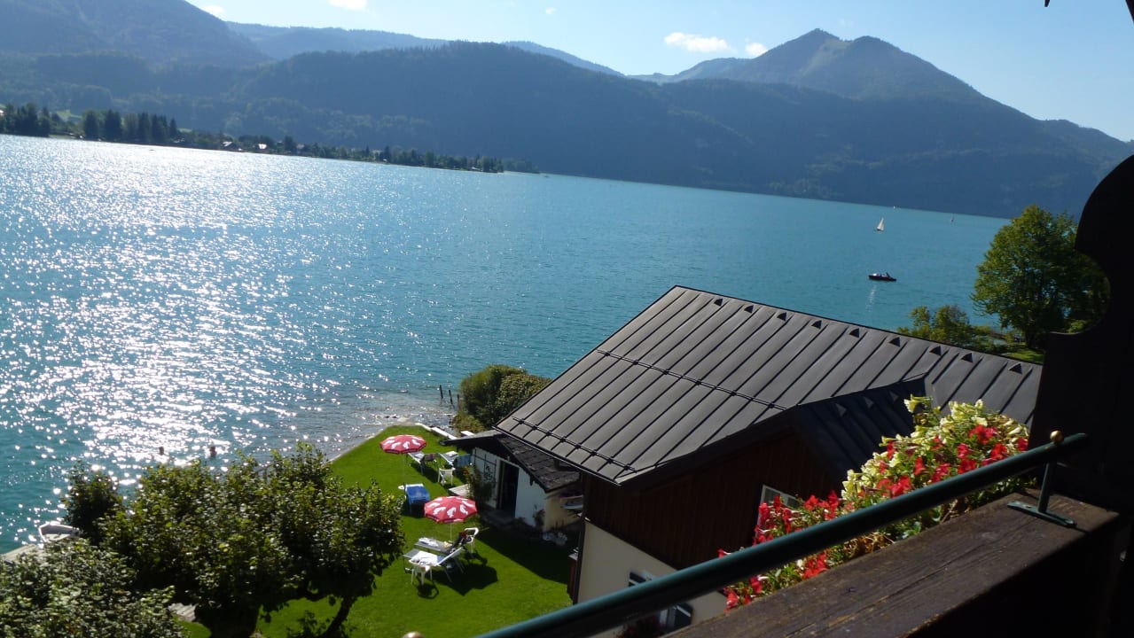 Blick vom Balkon auf Wolfgangsee und Badestrand Gasthof Falkenstein