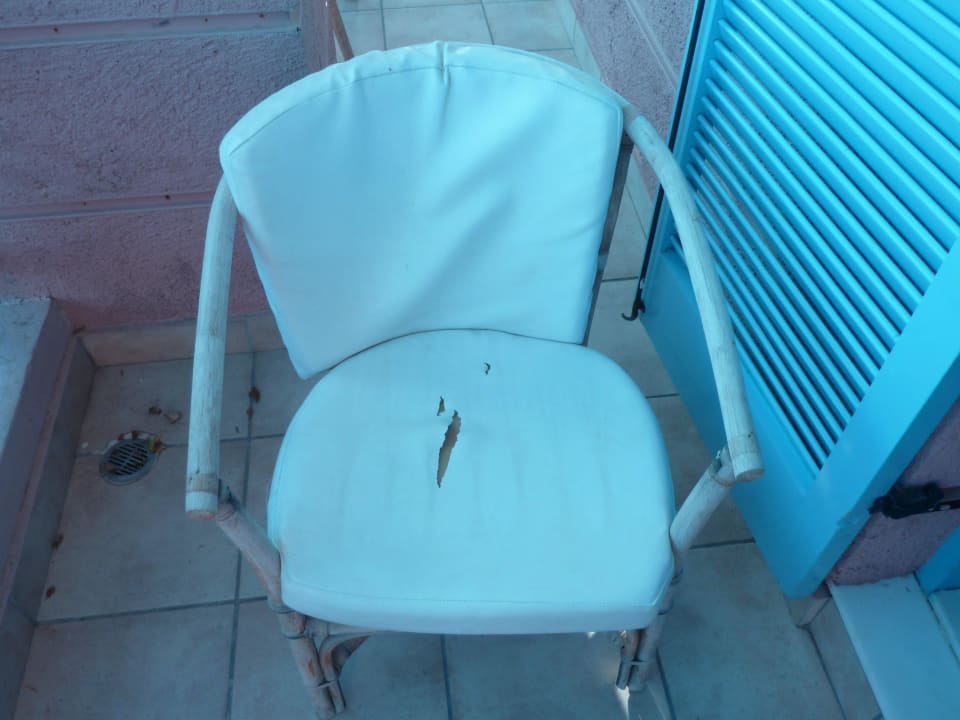 Terrasse étroite et chaises "pourries" Mitsis Rodos Village