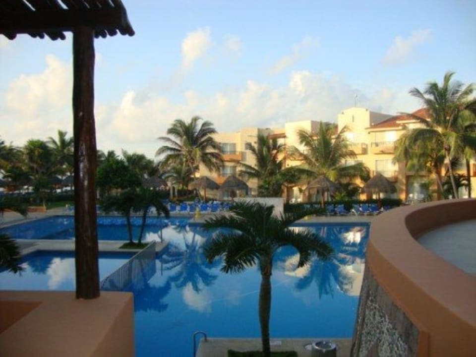 Blick auf den Pool von einer Ecke der Poolbar aus Viva Azteca by Wyndham - All Inclusive Resort
