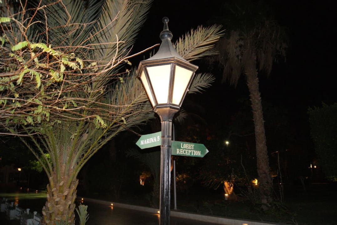 Straßenlaterne in der Gartenanlage The Grand Hotel Hurghada