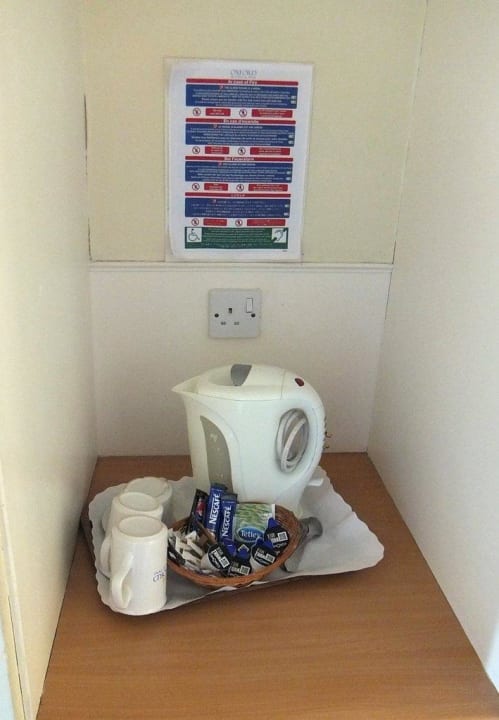 Die "Küchenzeile" für den Abendtee.  Dreadnought Hotel