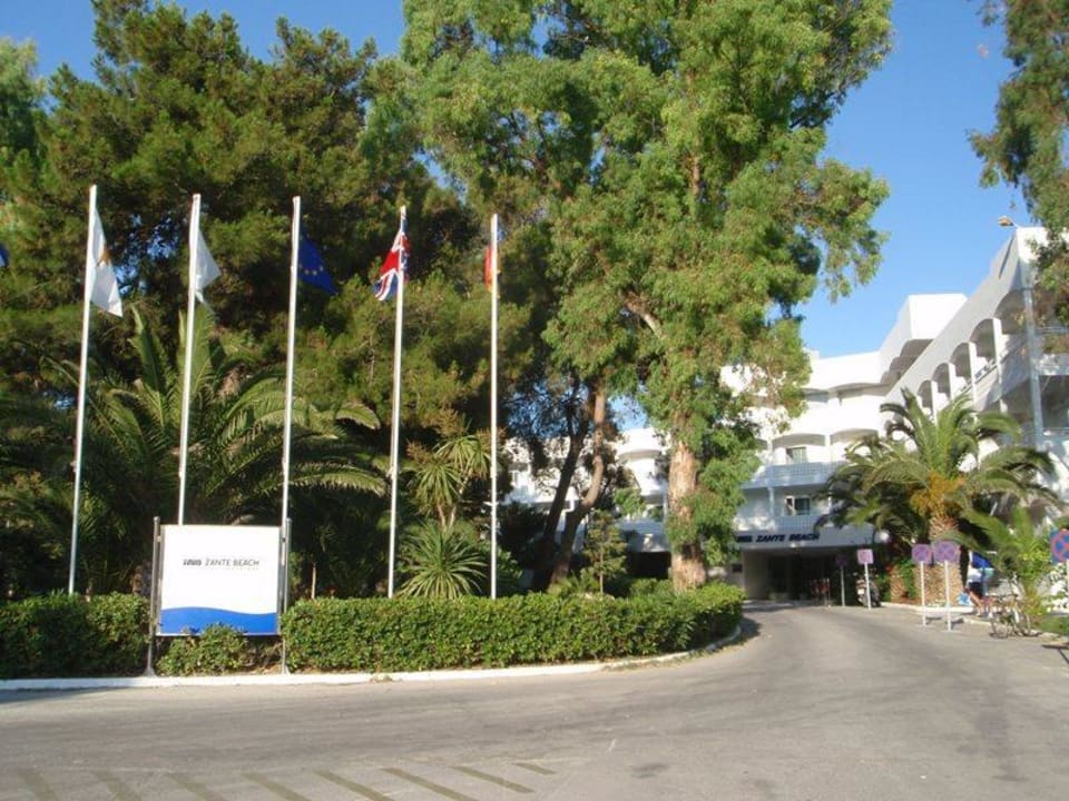 Vor dem Hoteleingang Domes Aulūs Zante, Autograph Collection