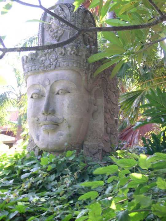 Statue am Pool Puri Santrian