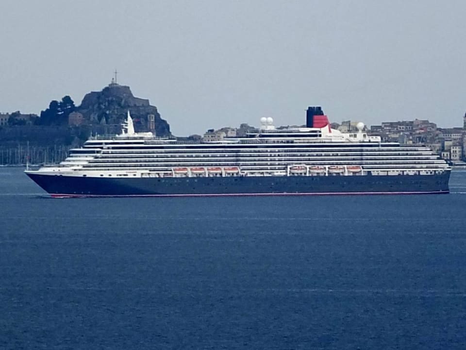 Queen Elisabeth bei der Ausfahrt Marilena Sea View Hotel - Adults only