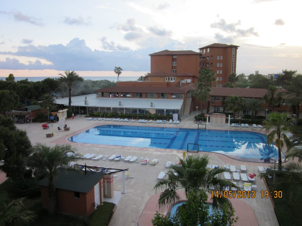 Вид из номера на бассейн Club Turtas Beach Hotel