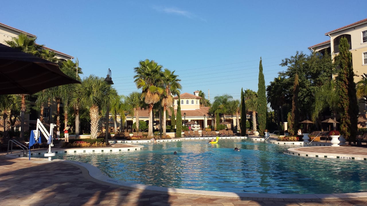 Pool und im Hintergrund die Lobby WorldQuest Orlando Resort