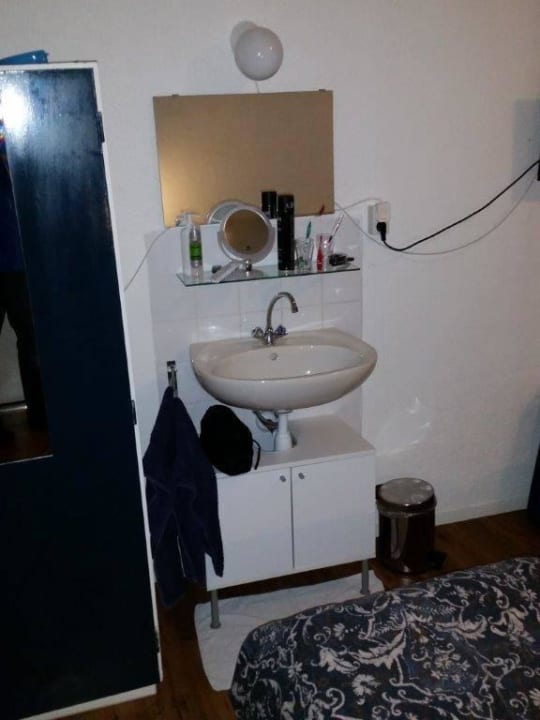 Man kommt kaum durch die engen Gänge, WC und Dusch Hotel De Drie Gevels